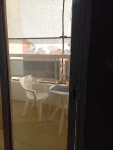 - une table et des chaises dans une chambre avec fenêtre dans l'établissement Peace N Quiet aux Almadies, à Dakar