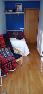 um quarto com uma cama e piso em madeira em Twin Room in shared Apartment em Cee
