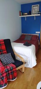 um quarto com duas camas e uma cadeira. em Twin Room in shared Apartment em Cee