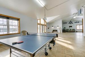 eine Tischtennisplatte in der Mitte eines Zimmers in der Unterkunft Bright Shipshewana Gem with Shuffleboard Table! in Shipshewana