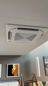 un ventilador en el techo de una habitación en Loft Bardenas ECO RR46, en Ribaforada