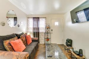 Ruang duduk di Quaint St Louis Home about 6 Mi to Downtown!