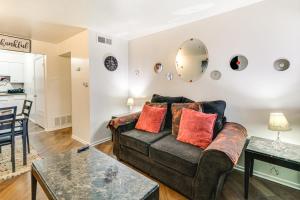 Ruang duduk di Quaint St Louis Home about 6 Mi to Downtown! +16 gambar