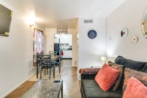 Ruang duduk di Quaint St Louis Home about 6 Mi to Downtown!
