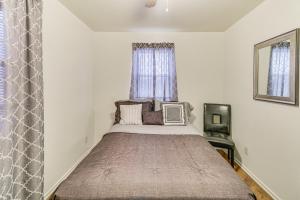 Katil atau katil-katil dalam bilik di Quaint St Louis Home about 6 Mi to Downtown!
