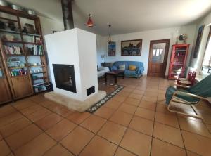 a living room with a fireplace and a couch at La Kamareta de Chite in Granada
