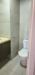 uma casa de banho com um WC e um lavatório em Dpto Vita3 2D2B Puerto Varas em Puerto Varas