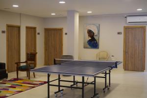 eine Tischtennisplatte in einem Raum mit einem Gemälde in der Unterkunft DORADO PLAZA GETSEMANI in Cartagena de Indias