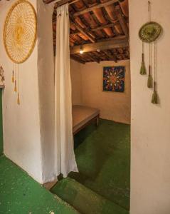 ヴァレ・ド・カパオンにあるCasinha privativa sem suíte.のベッド付きのグリーンフロアの客室です。