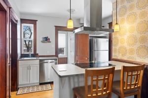 O bucătărie sau chicinetă la Beautiful Victorian Home Located Downtown Moncton