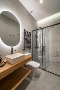 y baño con lavabo, aseo y espejo. en Premium Apartment Centro XX Renovated 5BR 5BH en Madrid