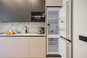 un frigorifero vuoto con la porta aperta in una cucina di Luxury flat Centro XVI a Madrid