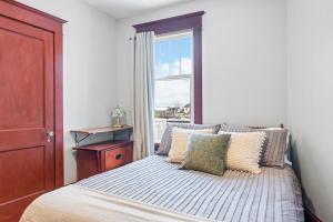 - une chambre avec un lit et une fenêtre dans l'établissement Beautiful Victorian Home Located Downtown Moncton, à Moncton