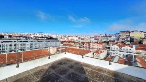 uitzicht op de stad vanaf het dak van een gebouw bij Classy 3BDR Property by LovelyStay in Lissabon
