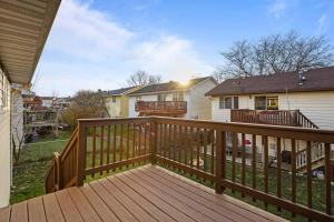 una terrazza con ringhiera in legno e una casa di Tranquil Getaway for the Entire Family a Westmont