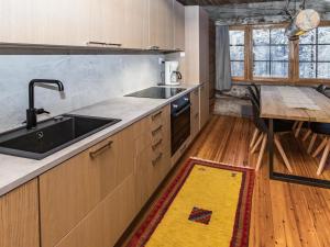 Ett kök eller pentry på Holiday Home Villa saaruakuja 3 as-1 by Interhome