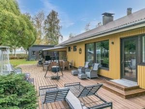 Casa con patio con sillas y mesa en Holiday Home Kiviniemi by Interhome, en Kerimäki