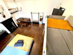 um quarto com um beliche e uma mesa em Spacious 2-Bed House 20 mins from Central London em Londres