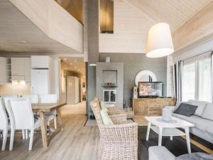 cocina y sala de estar con mesa y sillas en Holiday Home Sinisen tien helmi by Interhome, en Kannonkoski