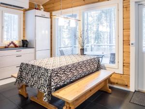 eine Küche mit einem Tisch und einer Bank in einem Zimmer in der Unterkunft Holiday Home Kianta by Interhome in Sotkamo + 33 Fotos