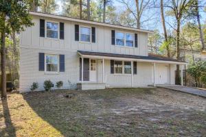 a large white house with a driveway at 15mins AU & Golf: 4bd - Eclectic - BBQ Grill in Augusta