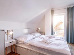 Un pat sau paturi într-o cameră la Holiday Home Lakeside Village 12 by Interhome