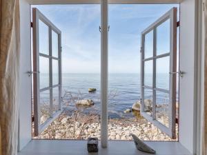 een open raam met uitzicht op de oceaan bij Holiday Home Asgot - 15m from the sea in Bornholm by Interhome in Hasle
