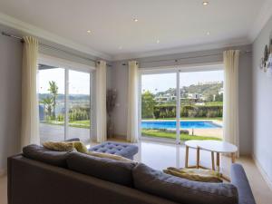 sala de estar con sofá y ventana grande en Villa Amendoeiras by Interhome, en Albufeira