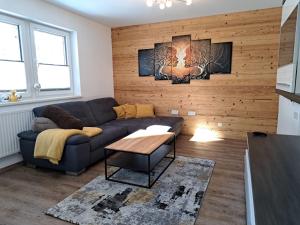 ein Wohnzimmer mit einem Sofa und einem Tisch in der Unterkunft Apartment Alpina-3 by Interhome in Finkenberg
