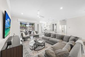 Μια τηλεόραση ή/και κέντρο ψυχαγωγίας στο Pet-friendly waterfront home with pool, spa and dock