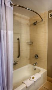W łazience znajduje się wanna z prysznicem. w obiekcie DoubleTree by Hilton Denver/Westminister w mieście Westminster