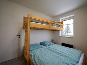 Katil dua tingkat atau katil-katil dua tingkat dalam bilik di Holiday Home Chaloupka Příchovice by Interhome