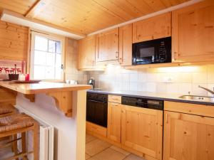 Η κουζίνα ή μικρή κουζίνα στο Apartment Le Mont Blanc 14 by Interhome