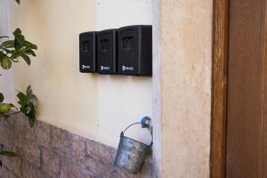 einem Metalleimer an einer Wand neben einem Thermostat in der Unterkunft Il Castello di Atessa in Atessa