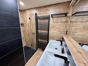 Kylpyhuone majoituspaikassa Holiday Home Říčky v Orlických horách E35 -sauna by Interhome