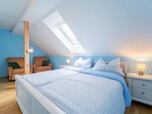 1 dormitorio con 1 cama grande y paredes azules en Holiday Home Hetlín by Interhome en Černíny