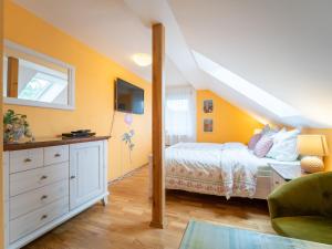 1 dormitorio con paredes amarillas y 1 cama con tocador en Holiday Home Hetlín by Interhome en Černíny