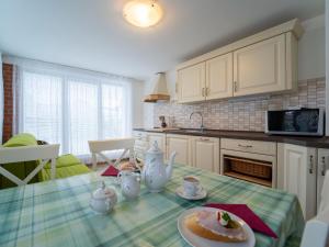 una cocina con una mesa con un plato de comida. en Holiday Home Hetlín by Interhome en Černíny