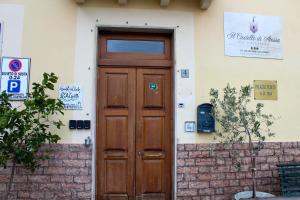eine Holztür an der Seite eines Gebäudes in der Unterkunft Il Castello di Atessa in Atessa