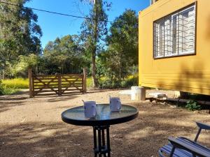 een tafel met twee koffiemokken erop bij La gran sirena in Cuchilla Alta