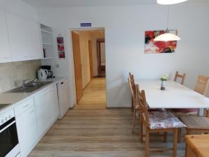 Kjøkken eller kjøkkenkrok på Apartment Landhaus St- Georg-6 by Interhome
