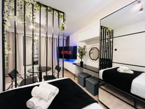 - une chambre avec un lit noir et blanc et une table dans l'établissement Hidden Oasis Comfy Studio in New Cross London, à Londres