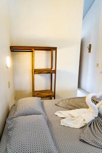 - 2 lits dans une chambre avec étagère dans l'établissement Hotel Pura Natura Riverside Tortuguero, à Tortuguero