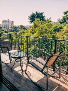 2 sillas y una mesa en una terraza con vistas en Entire Beautiful condo with rooftop pool and gym en Colonia San Benito
