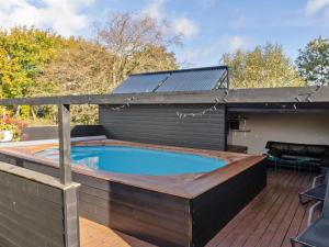 - une piscine sur une terrasse avec un bain à remous dans l'établissement Holiday Home Amma - 21km from the sea in Western Jutland by Interhome, à Bredebro