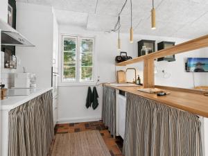 cocina con encimera grande con fregadero en Holiday Home Melisa - 100m to the inlet in The Liim Fiord by Interhome, en Sønder Ydby