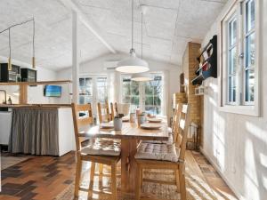 cocina y comedor con mesa y sillas en Holiday Home Melisa - 100m to the inlet in The Liim Fiord by Interhome, en Sønder Ydby