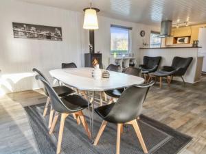 comedor con mesa blanca y sillas en Holiday Home Tancred - 30km from the sea in Western Jutland by Interhome en Toftlund