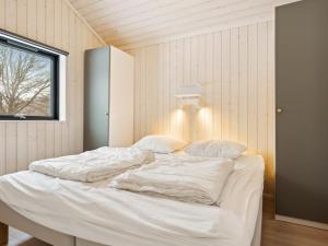 Holiday Home Gyri - 300m from the sea in Djursland and Mols by Interhome في Ørsted: سرير أبيض كبير في غرفة مع نافذة