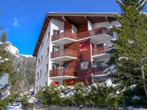 un edificio con balcones en un lateral en Apartment Violettes-Vacances A-B-C-7 by Interhome en Crans-Montana